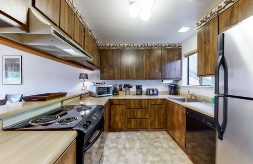 Shaver Lake Casa | Chalet apto para perros con piscina compartida, bañera de hidromasaje, chimenea de piedra, cerca del lago