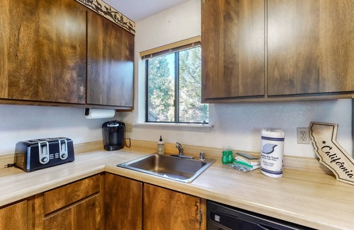 Shaver Lake Casa | Chalet apto para perros con piscina compartida, bañera de hidromasaje, chimenea de piedra, cerca del lago