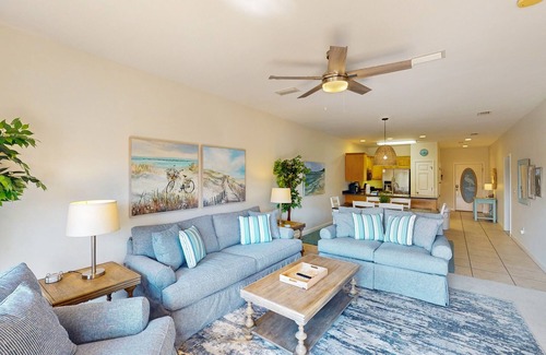 Dauphin Island Condominio | Condominio apto para perros con vistas al pantano y una piscina compartida.