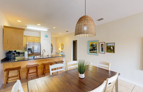Dauphin Island Condominio | Condominio apto para perros con vistas al pantano y una piscina compartida.