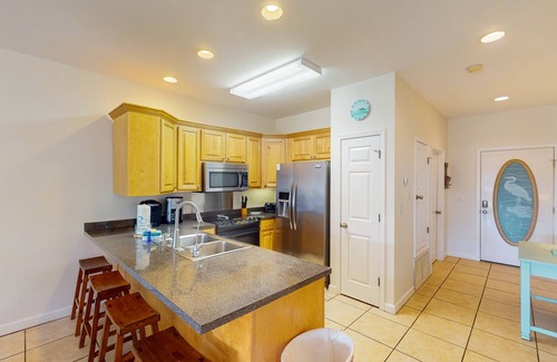 Dauphin Island Condominio | Condominio apto para perros con vistas al pantano y una piscina compartida.