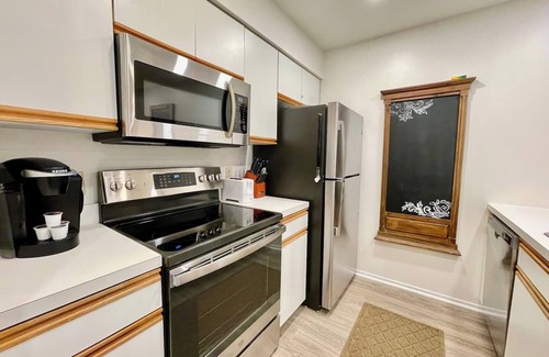 Harbor Springs Condominio | PET Friendly Condo w/POOLS (1 Mile from Ski Hill)