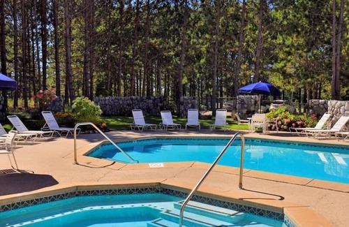 Harbor Springs Condominio | PET Friendly Condo w/POOLS (1 Mile from Ski Hill)