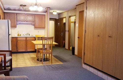 Ironwood Apartamento | DOG FRIENDLY Condo #3 inside the Lodge at North Ironwood Acres Resort - 2BR/2BA & Kitchenette, sleeps 1-8 people with 5 large beds. Be Self Sufficient - Includes Kitchenette.