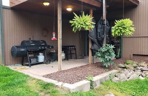Ironwood Apartamento | DOG FRIENDLY Condo #3 inside the Lodge at North Ironwood Acres Resort - 2BR/2BA & Kitchenette, sleeps 1-8 people with 5 large beds. Be Self Sufficient - Includes Kitchenette.