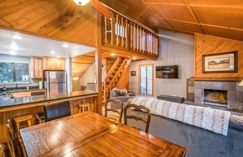 Shaver Lake Condominio | Condominio apto para perros con cocina actualizada, terraza amueblada, piscina compartida y bañera de hidromasaje