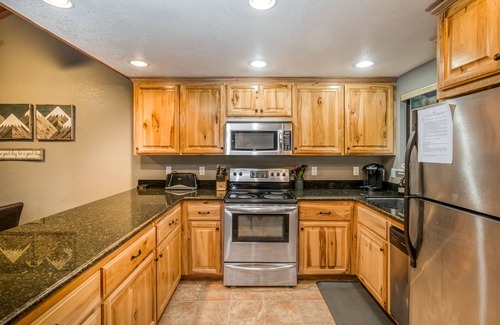 Shaver Lake Condominio | Condominio apto para perros con cocina actualizada, terraza amueblada, piscina compartida y bañera de hidromasaje