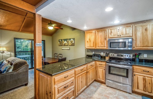 Shaver Lake Condominio | Condominio apto para perros con cocina actualizada, terraza amueblada, piscina compartida y bañera de hidromasaje