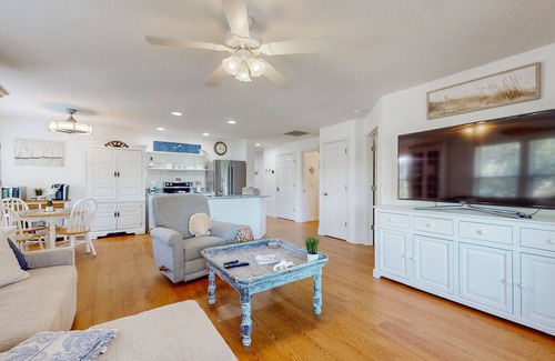 St. James Condominio | Dog-friendly condo w/ pool, tennis court, & coastal charm for a relaxing getaway