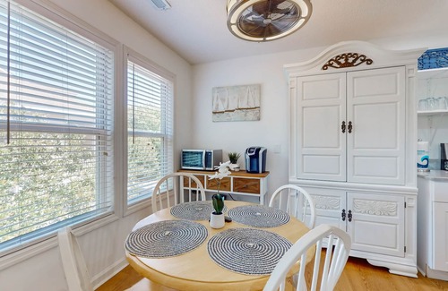 St. James Condominio | Dog-friendly condo w/ pool, tennis court, & coastal charm for a relaxing getaway