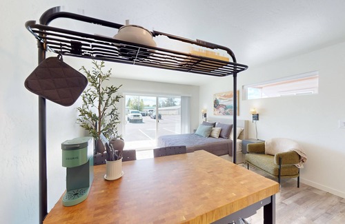 Evergreen Apartamento | Dog Friendly condo with kitchen, patio & W/D - great location
