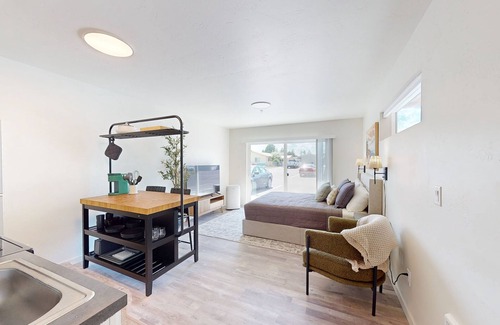 Evergreen Apartamento | Dog Friendly condo with kitchen, patio & W/D - great location