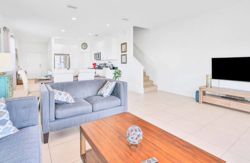 Bridgewater Crossing Casa | Dog-friendly corner townhome with lake views, pool, basketball & central AC