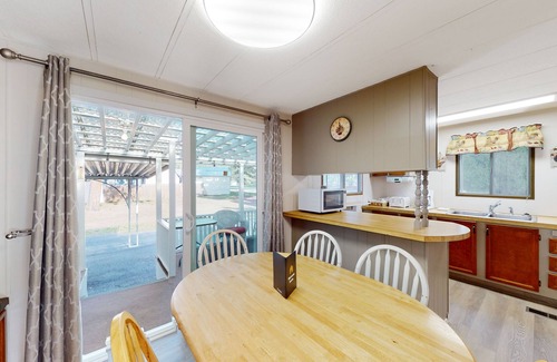 Christina Lake Casa | Cabaña que admite perros con cocina completa, terraza y hoguera - cerca del patio de recreo y la playa