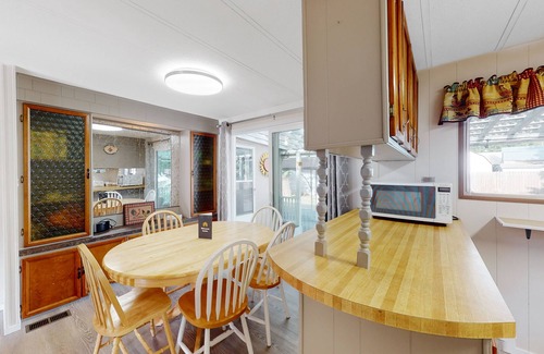 Christina Lake Casa | Cabaña que admite perros con cocina completa, terraza y hoguera - cerca del patio de recreo y la playa