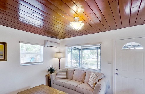 Bonita Springs Cabina | Dog friendly cottage with big yard, streaming, washer/dryer, enclosed patio, AC