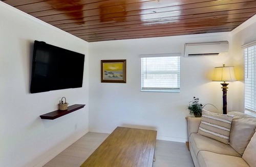 Bonita Springs Cabina | Dog friendly cottage with big yard, streaming, washer/dryer, enclosed patio, AC