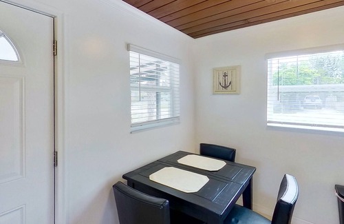Bonita Springs Cabina | Dog friendly cottage with big yard, streaming, washer/dryer, enclosed patio, AC