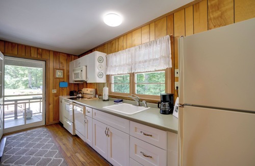 Bryson City Cabaña | Dog-Friendly Cottage w/ Deck in National Forest!