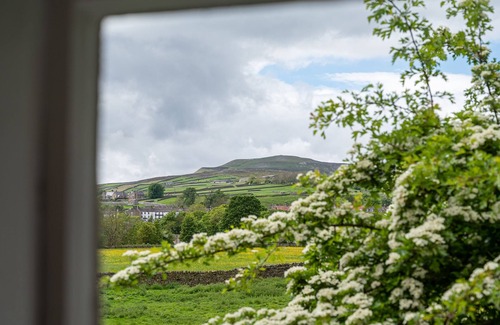 Fremington Casa | Dog friendly cottage, w/ fantastic views, sleeps 3, w/ private terrace & modern electric radiators