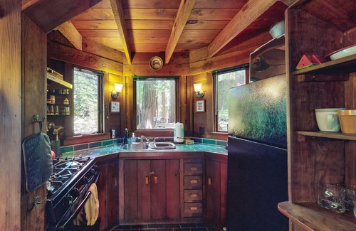 Cazadero Cabina | Dog-friendly cottage in the redwoods with private hot tub & amazing deck