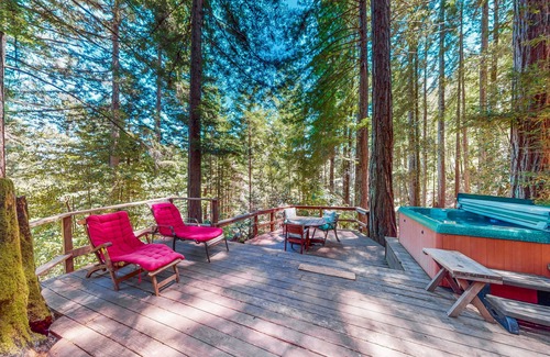Cazadero Cabina | Dog-friendly cottage in the redwoods with private hot tub & amazing deck