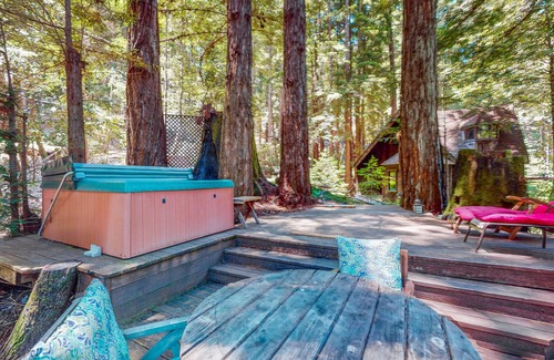 Cazadero Cabina | Dog-friendly cottage in the redwoods with private hot tub & amazing deck