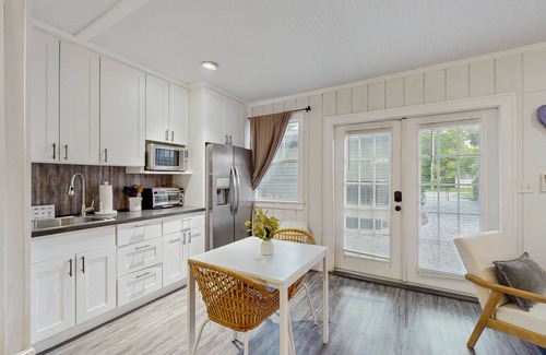 South Seminole Heights Cabaña | Dog-friendly cottage near downtown Tampa & attractions with central AC & W/D