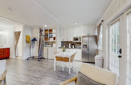 South Seminole Heights Cabaña | Dog-friendly cottage near downtown Tampa & attractions with central AC & W/D