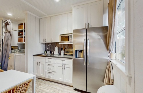 South Seminole Heights Cabaña | Dog-friendly cottage near downtown Tampa & attractions with central AC & W/D