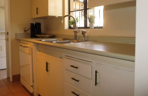 North University Cabaña | Dog-Friendly Cottage to yourself, fully fenced yard. No dog fee.