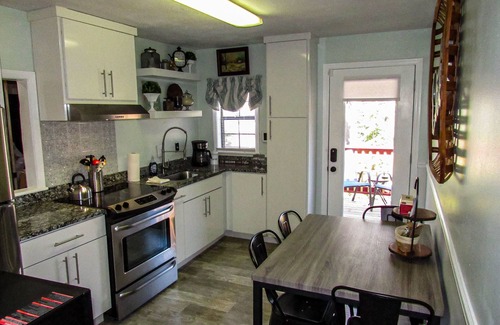 Toccoa Cabaña | Dog Friendly Cozy Cottage Stay + Hot Tub & Hammock