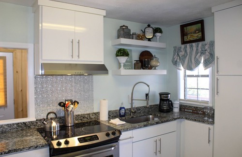 Toccoa Cabaña | Dog Friendly Cozy Cottage Stay + Hot Tub & Hammock