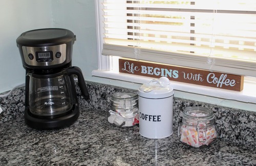 Toccoa Cabaña | Dog Friendly Cozy Cottage Stay + Hot Tub & Hammock