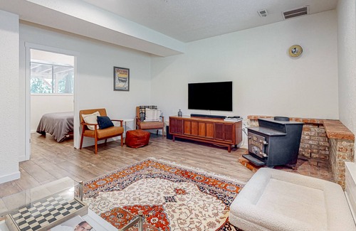 Union Hill-Novelty Hill Casa | Dog-friendly downstairs retreat with outdoor sauna, full kitchen, firepit, patio