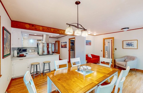 Empire Cabaña | Dog-friendly downtown Glen Arbor home with deck, gas grill, and washer/dryer