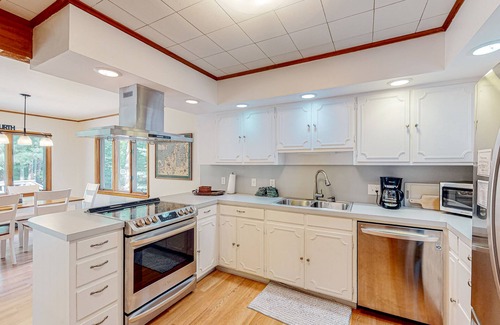 Empire Cabaña | Dog-friendly downtown Glen Arbor home with deck, gas grill, and washer/dryer