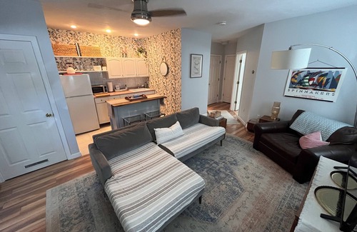 Historic Hill Apartamento | Dog-friendly Downtown Newport Apartment