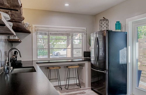 Poiciana Park II Apartamento | Dog-friendly duplex with shared enclosed yard - central AC & free WiFi
