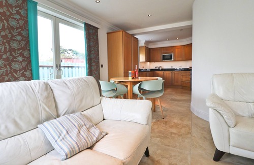 Constantine Bay Apartamento | Dog friendly duplex apartment by the beach