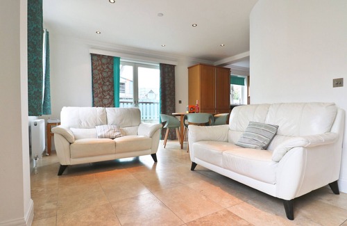 Constantine Bay Apartamento | Dog friendly duplex apartment by the beach