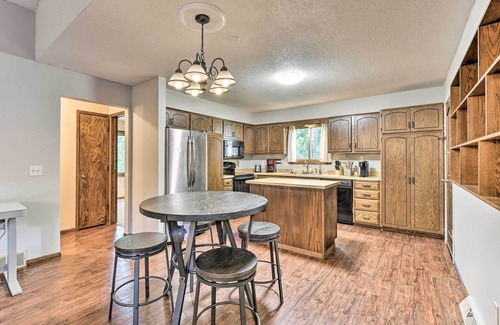 Eden Prairie Condominio | Dog-Friendly Eden Prairie Escape: Near Beach!