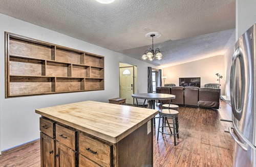 Eden Prairie Condominio | Dog-Friendly Eden Prairie Escape: Near Beach!