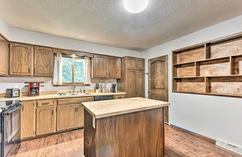 Eden Prairie Condominio | Dog-Friendly Eden Prairie Escape: Near Beach!