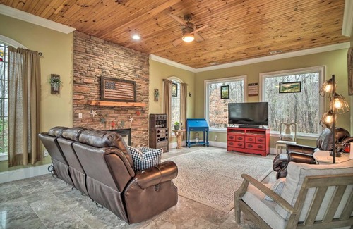 Sharps Chapel Casa | Dog-Friendly Family Home Steps to Norris Lake