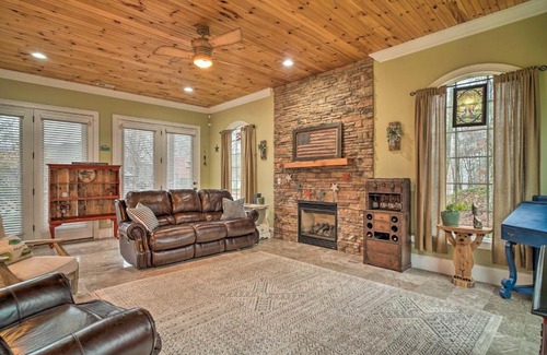 Sharps Chapel Casa | Dog-Friendly Family Home Steps to Norris Lake