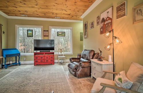 Sharps Chapel Casa | Dog-Friendly Family Home Steps to Norris Lake