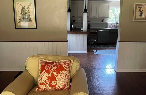 Fennville Otro | Dog-friendly farmhouse close to Virtue Cider, wineries & u-pick orchards!