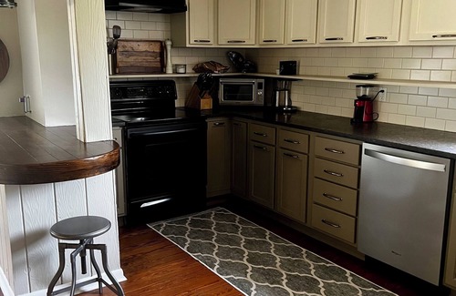 Fennville Otro | Dog-friendly farmhouse close to Virtue Cider, wineries & u-pick orchards!