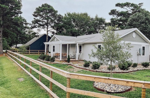 Morehead City Cabaña | Dog Friendly Fenced Cottage Minutes from the Water!